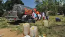 Warga antre mengambil air bersih bantuan Badan Penanggulangan Bencana Daerah (BPPD) Kabupaten Bogor di Pabuaran, Ciampea, Bogor, Jawa Barat, Senin (6/8). Kemarau menyebabkan sejumlah wilayah kekeringan dan kesulitan air bersih. (Merdeka.com/Arie Basuki)
