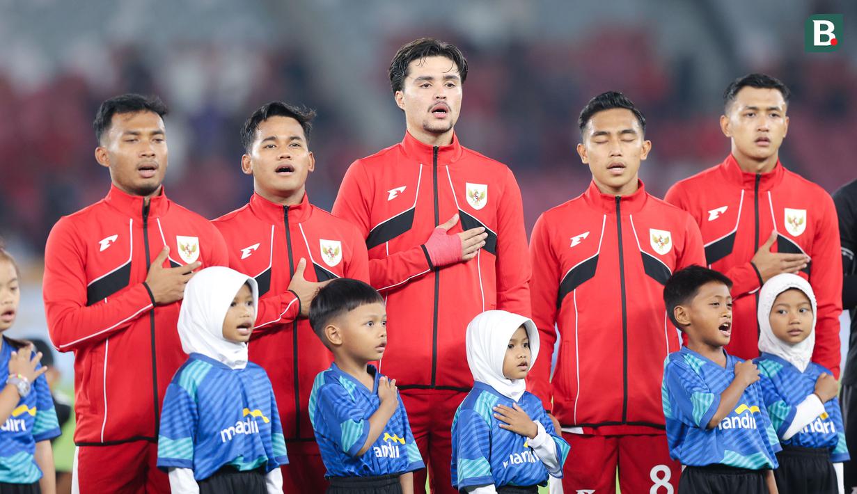 Brandon Marsel Scheunemann (tengah) bersama para pemain Timnas Indonesia U-23 menyanyikan lagu Indonesia Raya dalam laga Grup A Piala AFF U-23 2025 melawan Brunei di Stadion Utama Gelora Bung Karno (SUGBK), Senayan, Jakarta, Selasa (15/07/2025). (Bola.com/M Iqbal Ichsan)