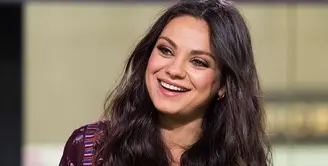 Mila Kunis bukanlah seseorang yang peduli dengan adanya gosip yang menimpa dirinya dan suami. (instagram/_mila_kunis_)