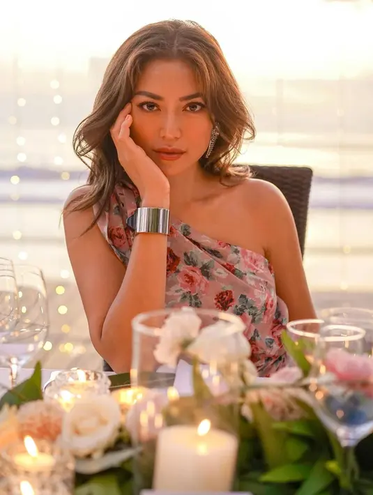 "Terus memilihnya Bali, karena mungkin kalau di Jakarta bisa sembuh pasti, tapi prosesnya mungkin agak sedikit trauma. Kalau di Bali kan mungkin bisa fokus untuk kesembuhan," ujar ibu satu anak itu. (Instagram/inijedar)