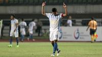 Pemain PSIS Semarang, Haudi Abddilah merayakan gol saat melawan PS Mojokerto pada laga 8 besar  grup Y Liga 2 Indonesia di Stadion GBLA, Bandung, Sabtu (18/11/2017). PSIS Semarang menang 3-0. (Bola.com/Nicklas Hanoatubun)