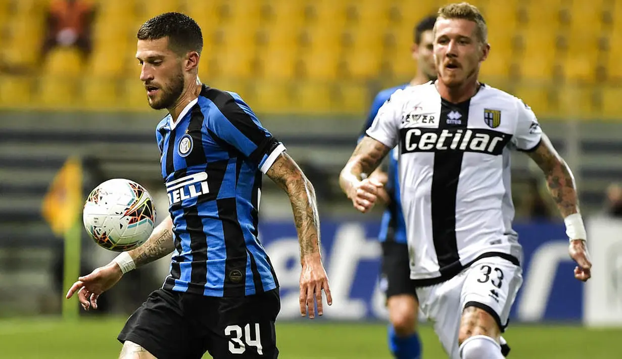 Pemain Inter Milan, Biraghi Cristiano, mengontrol bola saat melawan Parma pada laga Serie A di Stadion Ennio Tardini, Minggu (28/6/2020). Inter Milan menang 2-1 atas Parma. (AP/Marco Alpozzi)