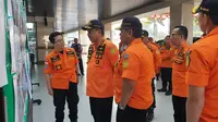 Kantor SAR Surabaya memperbarui informasi evakuasi korban kebakaran KM Santika Nusantara. (Dian Kurniawan/Liputan6.com)