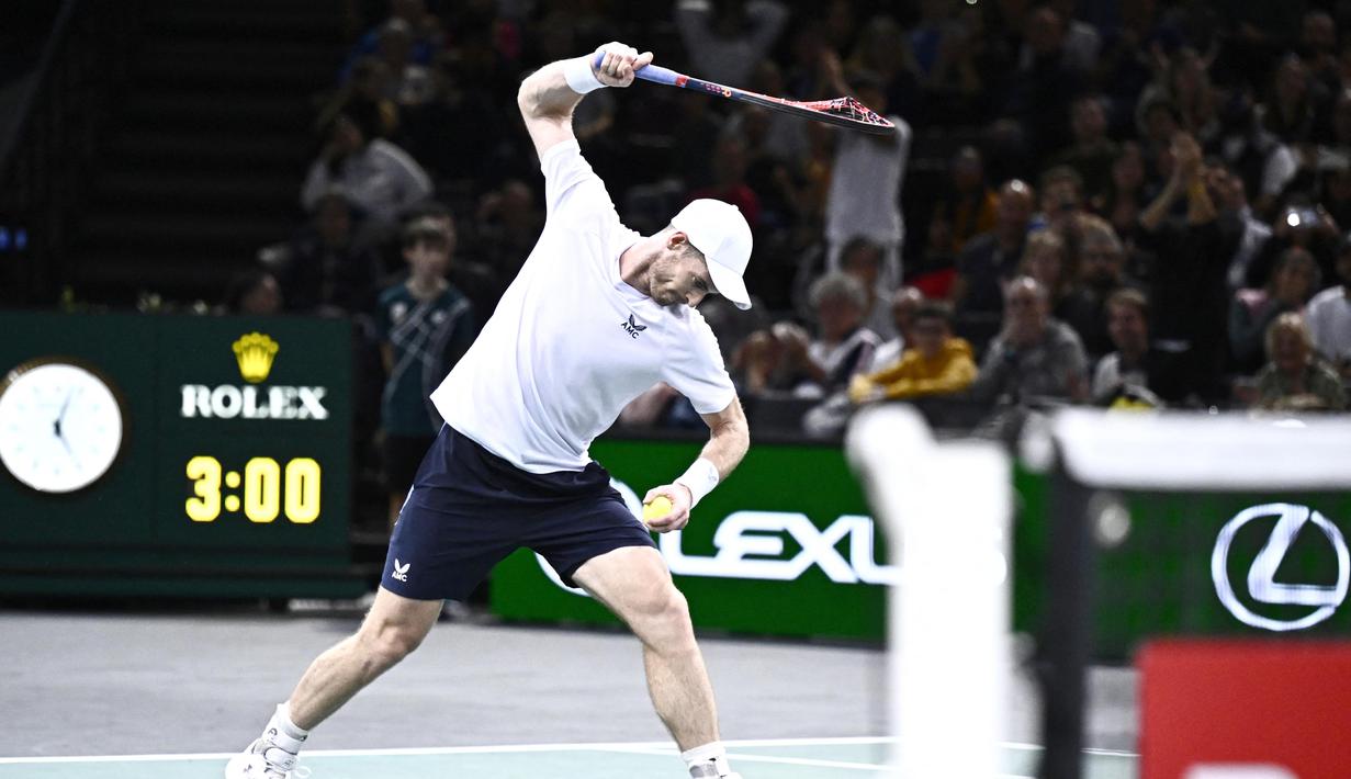 Petenis Skotlandia, Andy Murray, mematahkan raketnya setelah ditaklukkan petenis Australia, Alex De Minaur, pada laga Paris Masters di Accor Arena, Paris, Senin (30/10/2023). (AFP/Julien De Rosa)