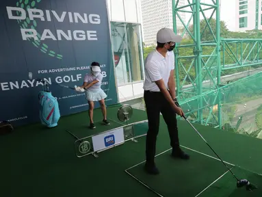 Pegolf memukul bola di sela-sela peluncuran stick golf XXIO 12 dan XXIO 12 Ladies di Senayan Golf Club, Jakarta (24/03/2022). Teknologi baru XXIO 12 mengahdirkan ActivWing, Rebound Frame, Flat Cup Face, Dual Speed Technology dan Weight Plus. (Liputan6.com/Fery Pradolo)