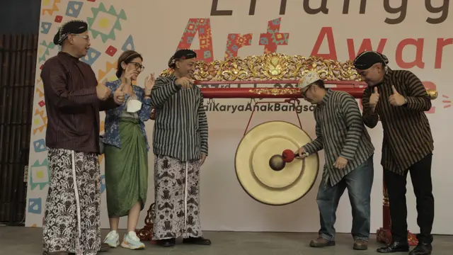 Seniman Heri Dono menabuh gong. Ini menandai pembukaan pemeran seni Erlangga Art Awards Goes to Jogja 2022. (Foto: Dok. Koleksi Penerbit Erlangga).
