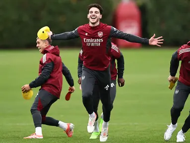Gelandang tengah Arsenal asal Inggris, Declan Rice bereaksi saat mengikuti sesi latihan tim di Pusat Latihan Arsenal di London Colney, pada 20 Oktober 2025. (HENRY NICHOLLS/AFP)