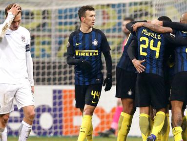 Para pemain Inter Milan merayakan gol yang dicetak Eder ke gawang Sparta Pargue pada laga Liga Europa di Stadion San Siro, Italia, Jumat (9/12/2016). Inter menang 2-1 atas Prague. (Reuters/Alessandro Garofalo)