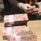 Teller menghitung mata uang Rupiah di Jakarta, Kamis (16/7/2020). Bank Indonesia mencatat nilai tukar Rupiah tetap terkendali sesuai dengan fundamental. (Liputan6.com/Angga Yuniar)