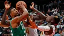 Pebasket Boston Celtics, Marcus Smart, menghindari rebutan pebasket Atlanta Hawks, Dennis Schroder, pada laga NBA di Philips Arena, Atlanta, Senin (6/11/2017). Hawks kalah 107-110 dari Celtics. (AFP/Kevin C Cox)