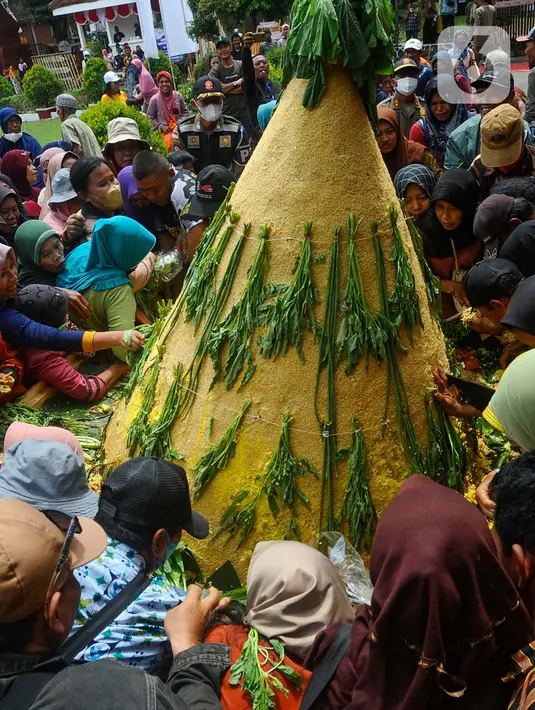 Rasa syukur atas melimpahnya hasil bumi di Kabupaten Trenggalek. (merdeka.com/arie basuki)