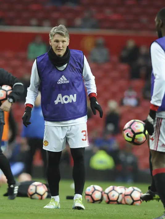 Banyak klub yang tertarik untuk membeli Bastian Schweinsteiger, klub MLS, raksasa Italia, AC Milan juga meminati service gelandang kelas dunia itu. Hanya saja, gajinya berkisar 200.000 pound mungkin akan sulit dipenuhi. (AP Photo/Rui Vieira)
