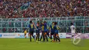 Pemain Arema Cronus melakukan selebrasi usai mencetak gol ke gawang Mitra Kukar di laga SCM Cup 2015,  Stadion Kanjuruhan, Malang, Minggu (18/1/2015). (Liputan6.com/Faizal Fanani)