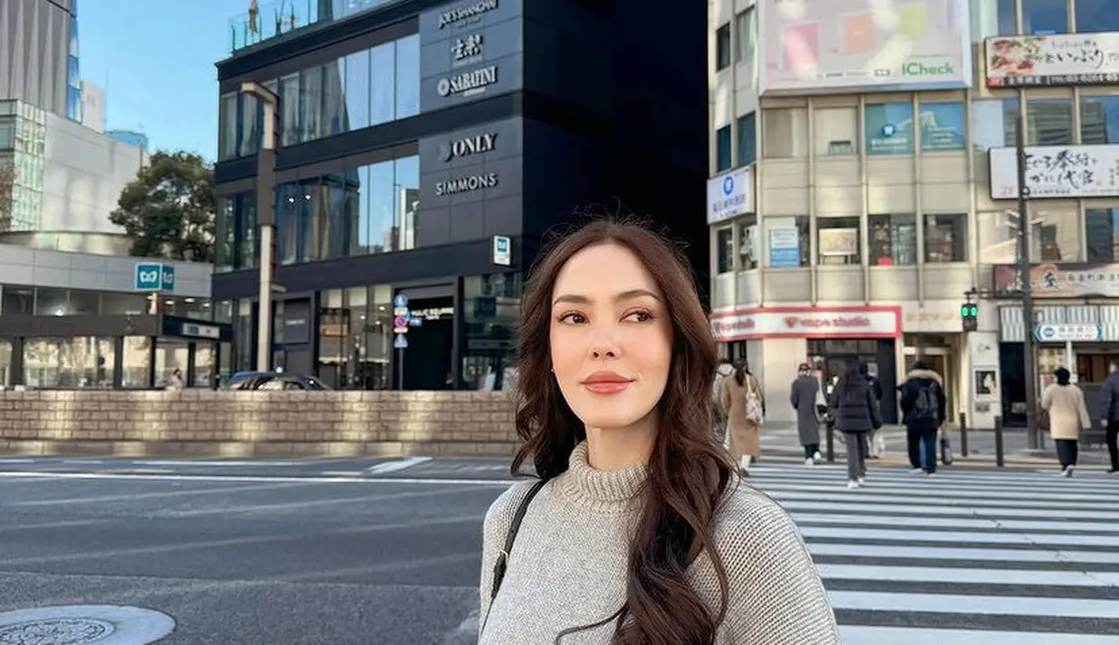 Cathy Sharon memilih Jepang untuk menghabiskan liburan akhir tahunnya, ua tampak mengenakan sweater turtle neck warna abu-abu. [@cathysharon]