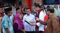 Presiden Jokowi menyerahkan sertifikat tanah untuk tokoh pers Adinegoro. (Liputan6.com/Hanz Jimenez Salim)