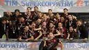 Para pemain AC Milan merayakan keberhasilan meraih gelar Piala Super Italia 2016 di Stadion Jassim Bin Hamad, Qatar, Sabtu (24/12/2016). AC Milan menang adu penalti 4-3 atas Juventus, setelah bermain imbang 1-1 dalam waktu normal. (AFP/Karim Jaafar)