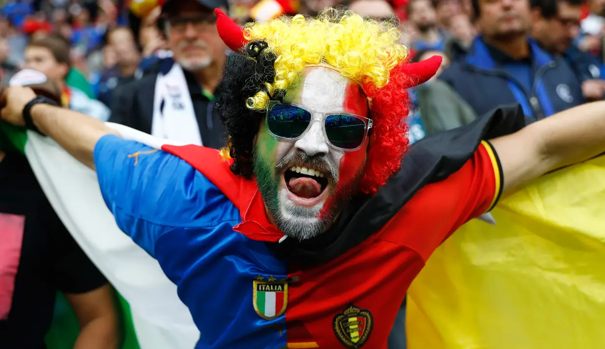 Seorang suporter memakai kostum timnas Italia yang digabungkan dengan kostum Belgia saat pertandingan Grup E Piala Eropa di Stade de France, Saint-Denis near Paris, (14/6). (REUTERS/Kai Pfaffenbach)
