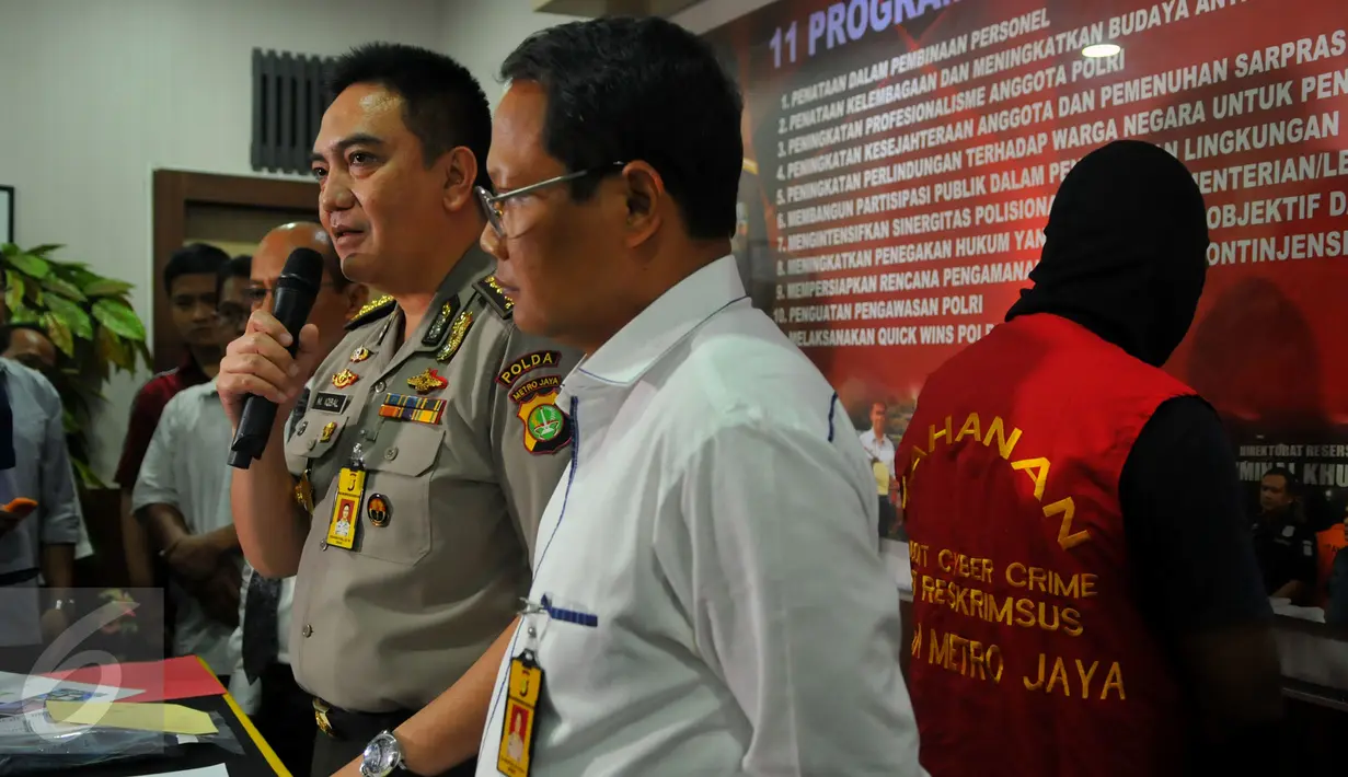 Kabid Humas Polda Metro Jaya, Kombes M. Iqbal memberikan keterangan pers di di Jakarta, Rabu (23/3). Polisi mengamankan seorang supir taksi Blue Bird karena memposting pesan provokatif di media sosial Facebook saat demo taksi. (Liputan6.com/Faisal R Syam)
