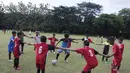 Para pesepak bola muda Tangerang melakukan pemanasan sebelum bertanding untuk menarik perhatian pelatih Bali United, Indra Sjafri, di Lapangan MAN Insan Cendikia, Tangerang, Jumat (8/1/2016). (Bola.com/Vitalis Yogi Trisna)