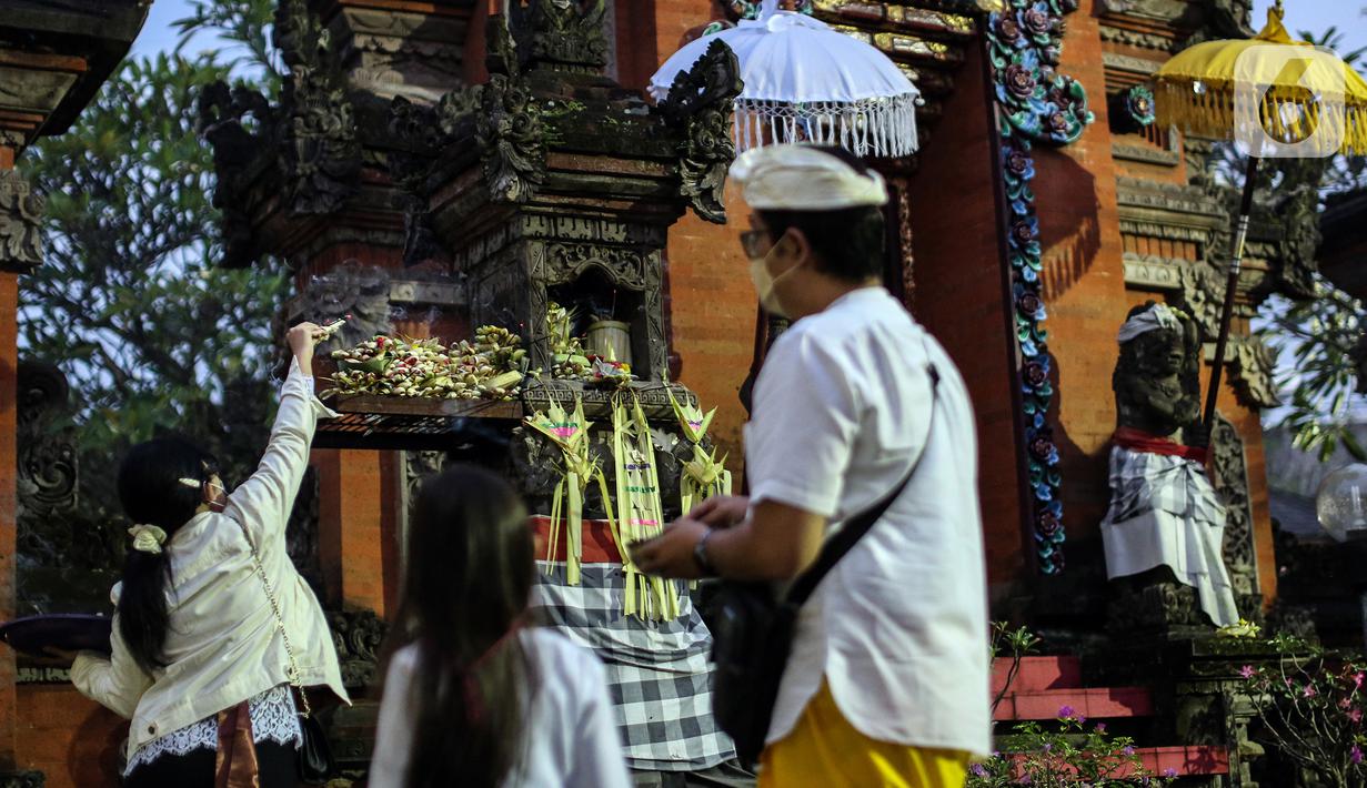 Umat Hindu Bali menyalakan dupa saat merayakan Hari Raya Galungan di Pura Amerta Jati, Jalan Punak, Pangkalan Jati, Cinere, Depok, Jawa Barat, Rabu (8/6/2022). Hari Raya Galungan merupakan hari merayakan kemenangan kebaikan (Dharma) melawan kejahatan (Adharma). (Liputan6.com/Johan Tallo)
