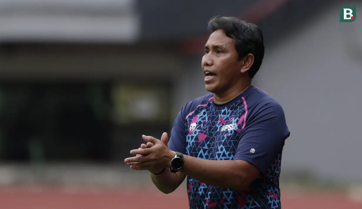 Pelatih Timnas Indonesia U-16, Bima Sakti, memberikan arahan saat melawan tim Piala Soeratin Bekasi U-17 pada laga uji coba di Stadion Patriot, Kota Bekasi, Jumat (13/3/2020). Kedua tim bermain imbang 1-1. (Bola.com/M Iqbal Ichsan)