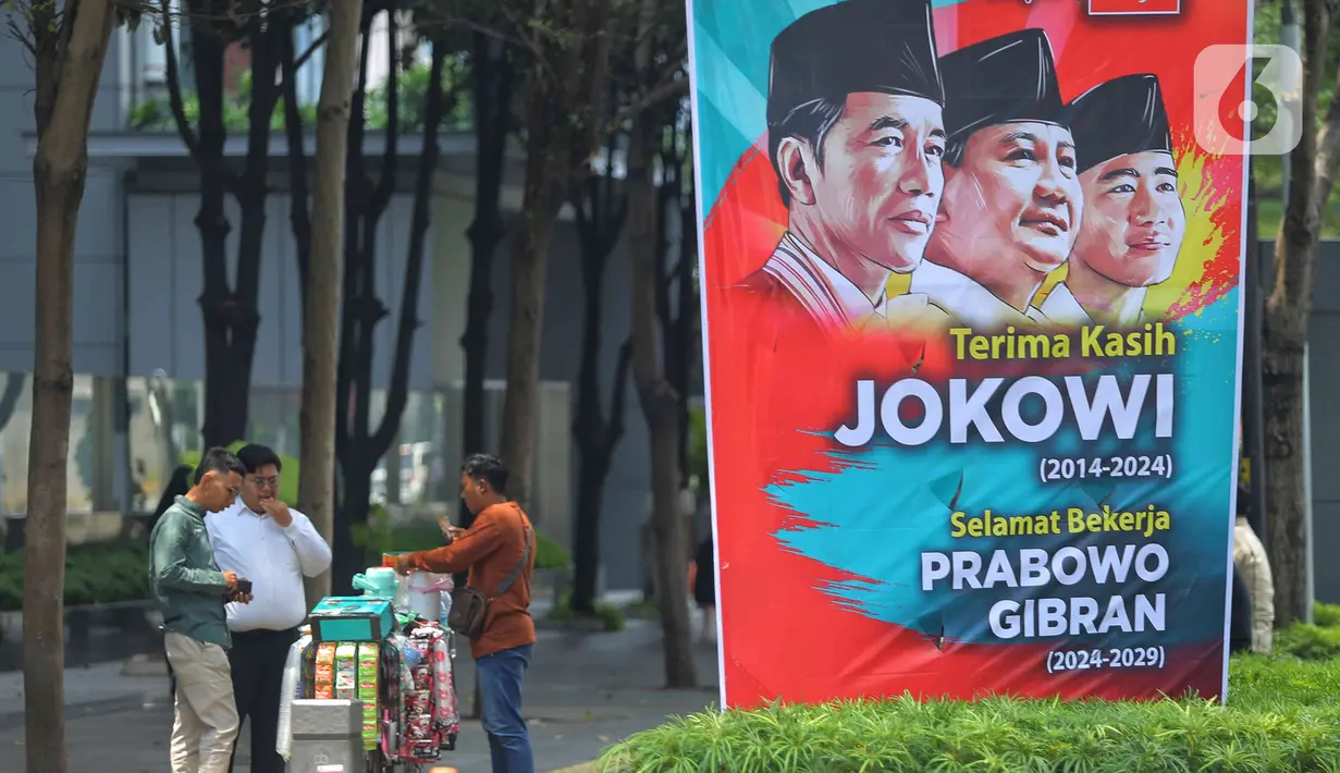 Pada baliho terdapat gambar Presiden Joko Widodo (Jokowi) dan disebelahnya terdapat gambar Prabowo dan Gibran. (Liputan6.com/Angga Yuniar)