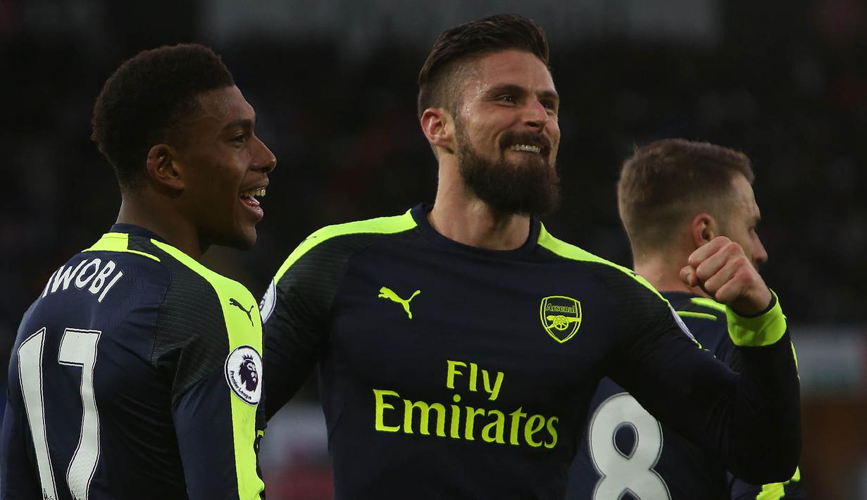 Para pemain Arsenal merayakan gol kedua yang tercipta akibat bunuh diri pemain Swansea, Jack Cork, pada laga Liga Inggris di Stadion Liberty, Inggris, Sabtu (14/1/2017). Arsenal berhasil menaklukkan tuan rumah 4-0. (AFP/Geoff Caddick)