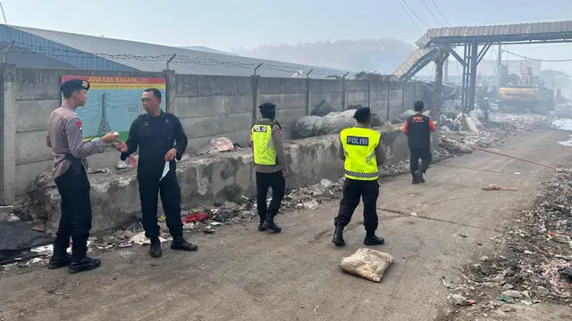 Kepungan asap kebakaran TPA Putri Cempo Kota Surakarta masih tebal. (Liputan6.com/Arief Pramono).