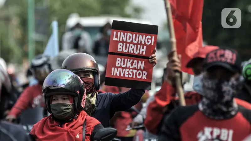 FOTO: Aksi Ratusan Buruh Jakarta Tolak UU Cipta Kerja