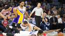 Pemain Philadelphia, Hollis Thompson (bawah) berduel dengan pemain Los Angeles Lakers, D'Angelo Russell (kiri)  pada laga NBA di Wells Fargo Center, Philadelphia, Selasa (1/12/2015). (Reuters/Bill Streicher-USA TODAY Sports)