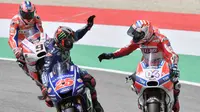Pebalap Ducati, Andrea Dovizioso, bersama pebalap Yamaha Movistar, Maverick Vinales, merayakan keberhasilan memenangi balapan MotoGP Italia di Sirkuit Mugello, Minggu (4/6/2017). (AFP/Tiziana Fabi)