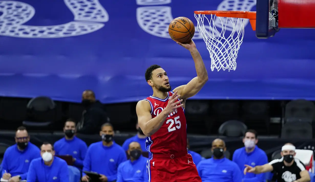 Pebasket Philadelphia 76ers, Ben Simmons berusaha memasukan bola kedalam ring pada laga lanjutan NBA melawan LA Lakers di Wells Fargo Center Arena, Philadelphia, AS, Kamis (28/1/2021). (Foto: AP Photo/Matt Slocum)