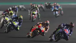 Pebalap Movistar Yamaha, Maverick Vinales, berada di posisi terdepan saat MotoGP Qatar. Dalam seri perdana tersebut, pria asal Spanyol itu berhasil meraih juara dengan catatan waktu 38 menit 59,999 detik. (AFP/Karim Jaafar)
