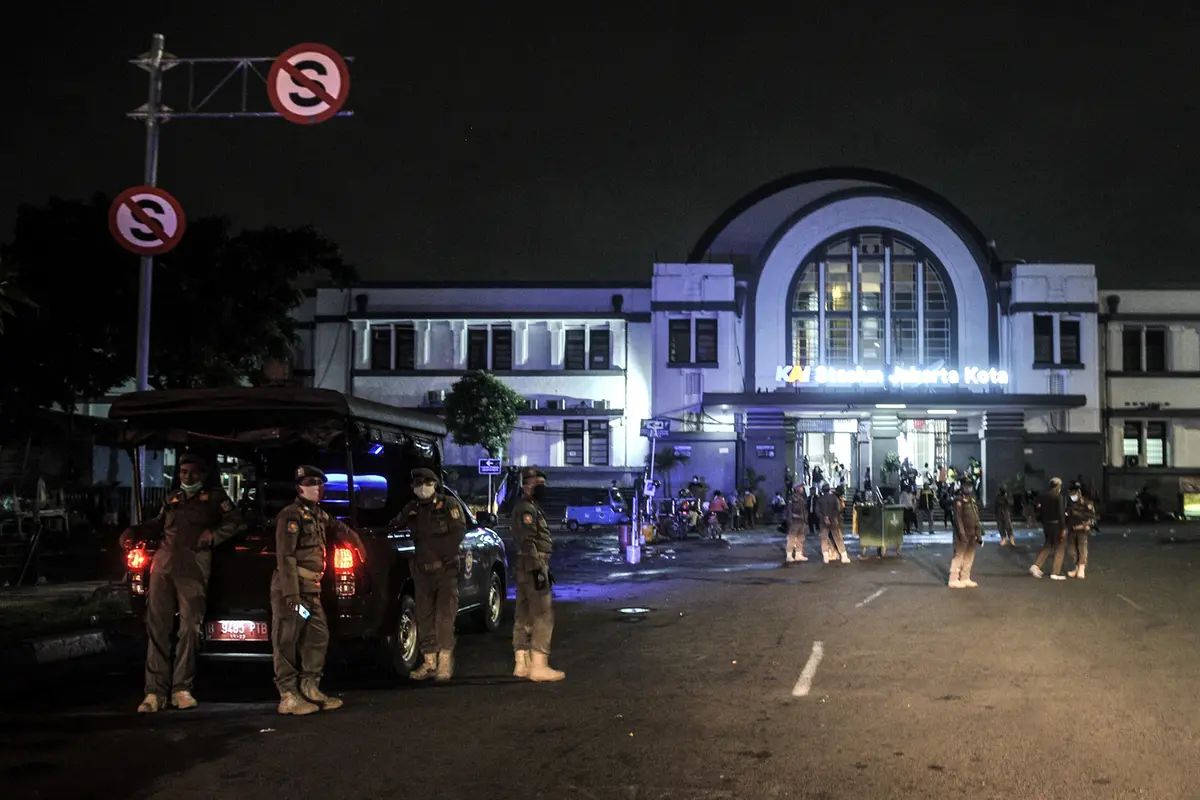FOTO: Cegah Kerumunan, Satpol PP Tertibkan Pedagang di Kawasan Kota Tua