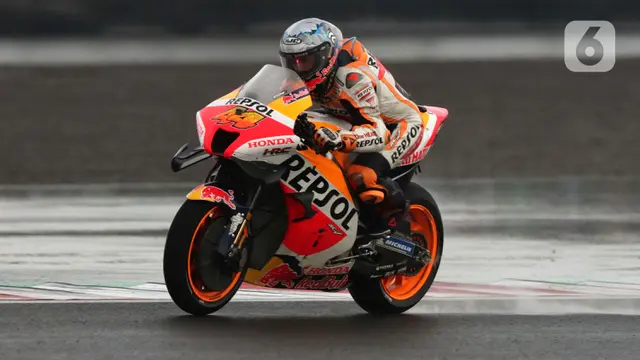FOTO: Aksi Pembalap MotoGP Libas Lintasan Basah Pertamina Mandalika International Street Sirkuit