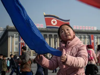 Ekspresi seorang anak saat bermain dalam perayaan Tahun Baru Imlek di alun-alun Kim Il Sung di Pyongyang, Korea Utara (16/2). Tahun Baru Imlek ternyata juga dirayakan warga Korea Utara. (AFP Photo/Kim Won-Jin)