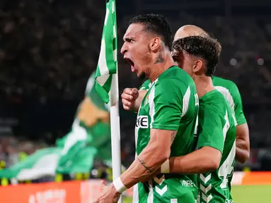 Pemain Real Betis, Antony, melakukan selebrasi setelah mencetak gol ke gawang Nottingham Forest pada laga perdana fase grup Liga Europa 2025/2026 di Stadion La Cartuja, Kamis (25/9) dini hari WIB. (AP Photo/Jose Breton)