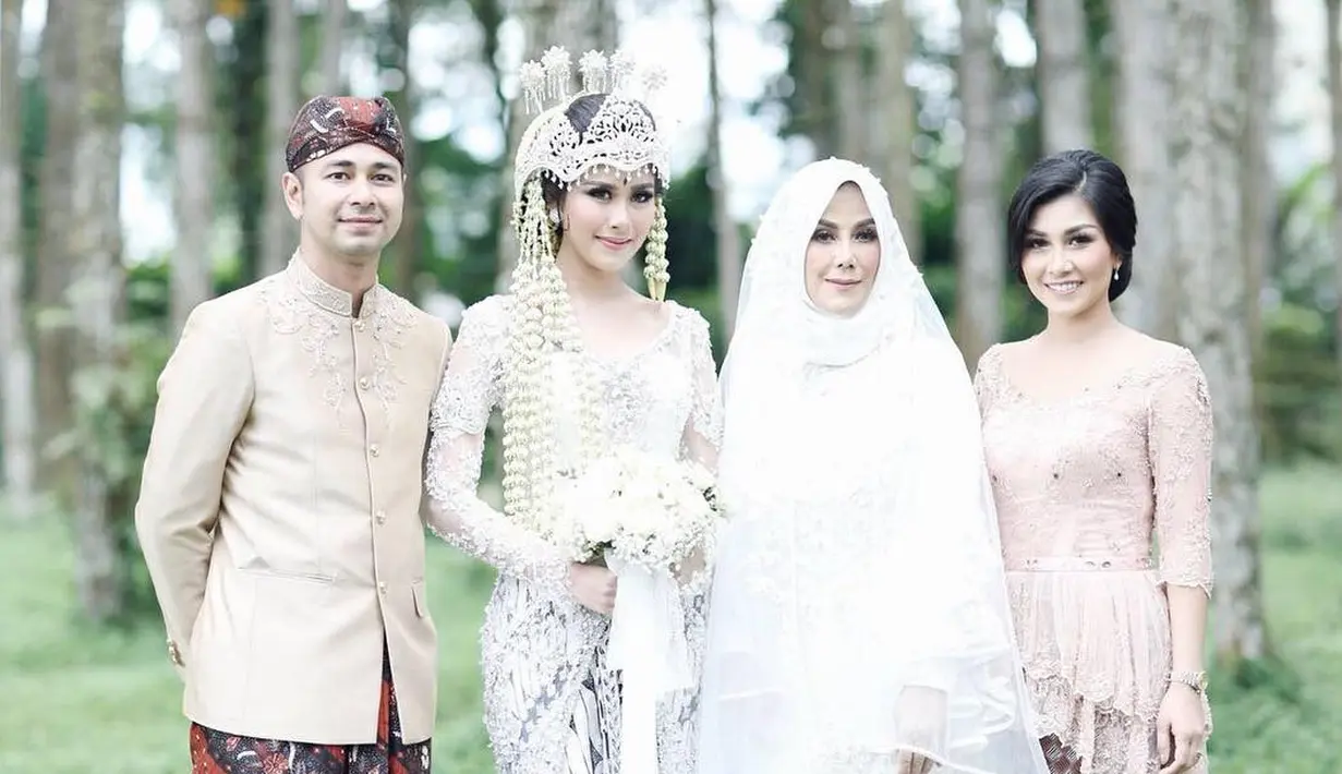 “Hanya dengan dengan kuasa dan pertolongan Allah lah mama bisa membesarkan @raffinagita1717 , @nissyaa dan @syahnazs, hingga kini kalian masing-masing memiliki keluarga sendiri,” tambahnya. (Instagram/amy_r_qanita)