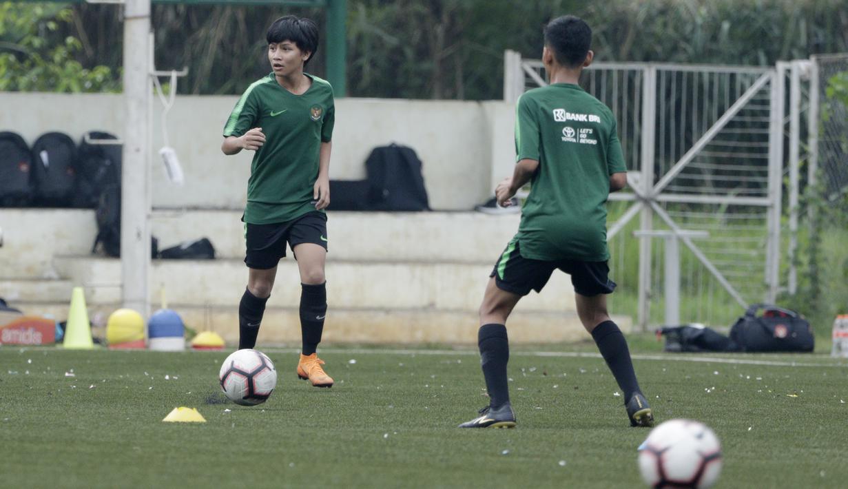 Pemain Timnas Indonesia U-16, Tristan Alif, meggiring bola saat pemusatan latihan di Sawangan, Senin (13/5). Sebanyak 41 anak mengikuti seleksi untuk memperkuat timnas di Piala AFF U-15 2019 di Thailand. (Bola.com/M Iqbal Ichsan)