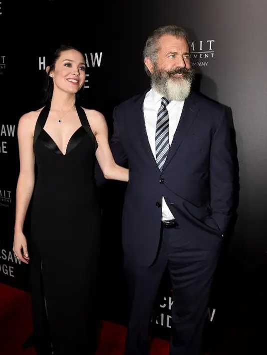 Sumber juga menceritakan, saat Ross tengah berjuang melahirkan bayi laki-lakinya yang diberi nama Lars Gerard Gibson, kekasih dan para keluarganya turut mendampingi dan turut merasakan kebahagiaan itu. (AFP/Bintang.com)