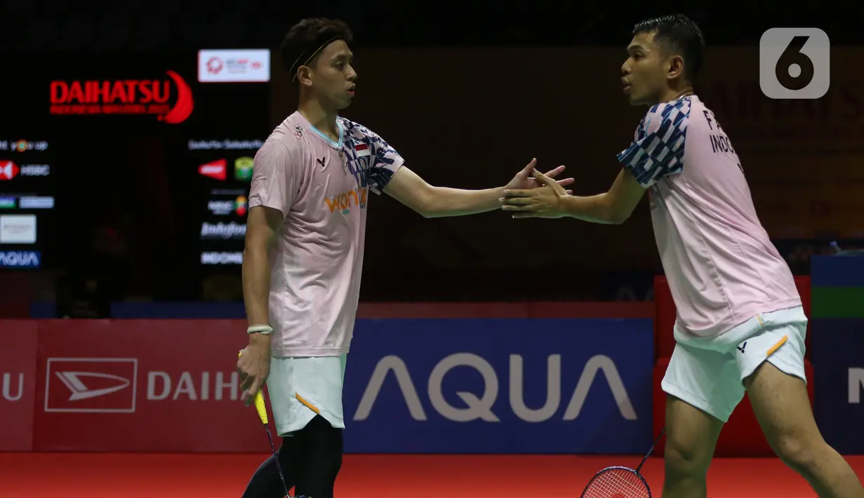 Fajar Alfian/Muhammad Rian Ardianto berhasil merebut satu tiket semifinal ganda putra Daihatsu Indonesia Masters 2025. Fajri tampil perkasa di laga perempat final dengan menghajar wakil China, Xie Hao Nan/ Zeng Wei Han. (Liputan6.com/Helmi Fithriansyah)
