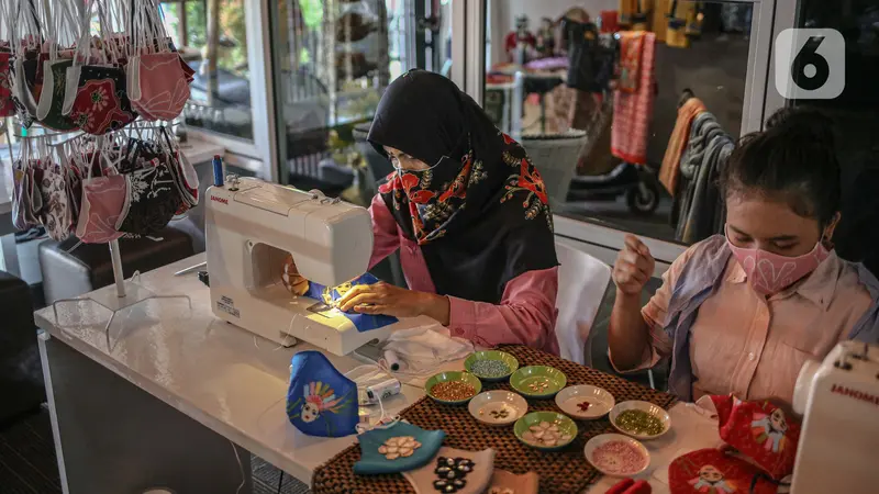 Melihat Pembuatan Masker Batik di Hari Batik Nasional 2020