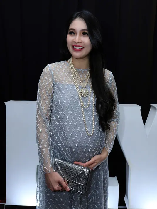 Saat ditemui di kawasan sekitar Jakarta pada Rabu (13/12), begini jawaban Sandra Dewi saat ditanya soal jenis kelamin anaknya. “Ada deeh,” kata Sandra Dewi. (Deki Prayoga/Bintang.com)