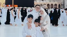 Dalam keterangan unggahannya, Alyssa Soebandono menuliskan jika umroh ini adalah perjalanan yang tidak terlupakan, terutama untuk anak-anaknya. Bintang sinetron Inikah Rasanya ini berharap bisa kembali ke Tanah Suci. Usianya baru delapan bulan, Baby Lia anteng dalam gendongan sang bunda. Seperti diketahui, anak ketiga Alyssa ini lahir pada April 2024. (Liputan6.com/IG/@ichasoebandono)