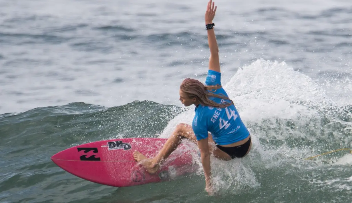 Aksi peselancar wanita Australia, Laura Enever, saat menaklukkan ombak dalam WSL Rio Pro Women's World Championship Tour di Pantai Grumari, Rio de Janeiro, Brasil. (AFP/Christophe Simon)