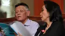 Sekertaris Kompolnas, Yenti Garnasih (kanan) saat berbincang dengan anggota pansel calon anggota Kompolnas di Jakarta, (8/1). Proses seleksi akan berjalan hingga 10 Februari 2016. (Liputan6.com/Yoppy Renato)