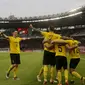 Pemain Ceres-Negros merayakan gol yang dicetak oleh Mike Rigoberto ke gawang Persija Jakarta pada laga Piala AFC di SUGBK, Jakarta, Selasa (23/4). Persija takluk 2-3 dari Ceres-Negros. (Bola.com/Peksi Cahyo)