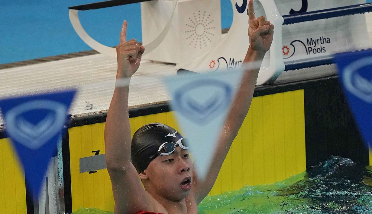 Perenang Indonesia, Jason Donovan Yusuf, merayakan kemenangannya di final 100 meter gaya punggung putra di SEA Games ke-33 di Bangkok, Thailand, Rabu 10 Desember 2025. Cabang olahraga renang sukses menyabet emas pada hari pertama SEA Games 2025, Rabu (10/11/2025). (AP Photo/Achmad Ibrahim)