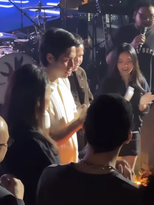Eca Aura menghadiri pesta ulang tahun private El Rumi yang mengundang hanya kerabat dekat. Bahkan, ia pun berada di sebelah El dan Dul saat El meniup lilin ulang tahunnya. [@alyssadaguise]