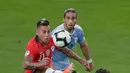 Pemain timnas Chile, Eduardo Vargas berebut bola dengan bek timnas Uruguay, Jose Gimenez pada laga terakhir grup C Copa America 2019 di stadion Maracana, Senin (24/6/2019). Uruguay berhasil melaju ke perempatfinal dengan status juara Grup C usai mengalahkan Chile 1-0. (AP/Eraldo Peres)